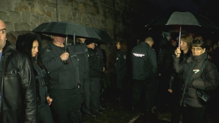Надзирателите в бургаския затвор на протест, получават по 540 лв. заплати /снимки/