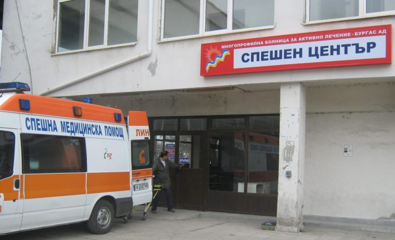 Приеха мъж с порезни рани в болница. Нападнал го бургазлия до БСУ