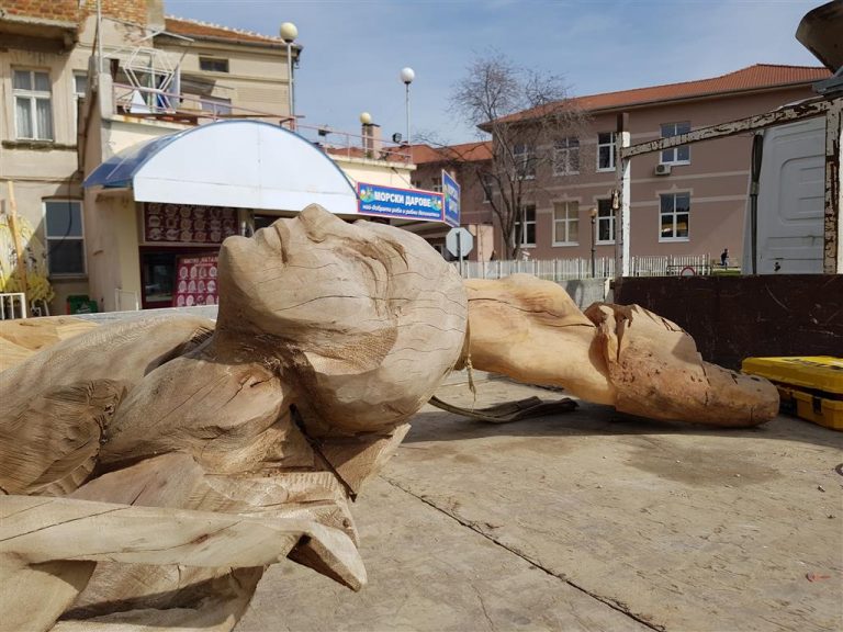 Скулптори дадоха нов живот на старите чинари от крайбрежната алея