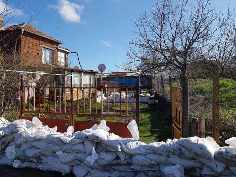 Язовири преливат в Карнобатско. В Сърнево настръхнаха заради придошлата река (СНИМКИ)