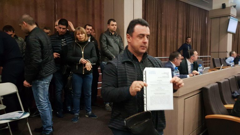 Изгониха граждани от заседанието на Общинския съвет. Освиркаха съветници