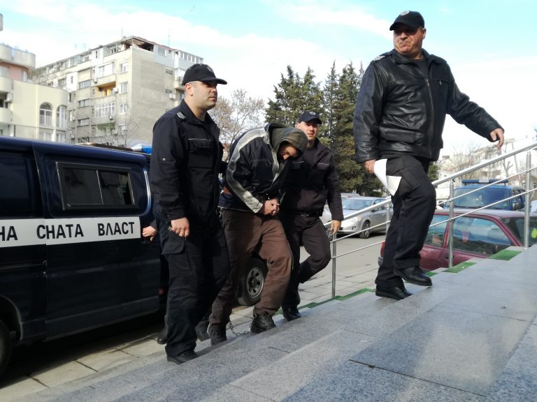 Доведоха Челебиев окован с белезници в съда