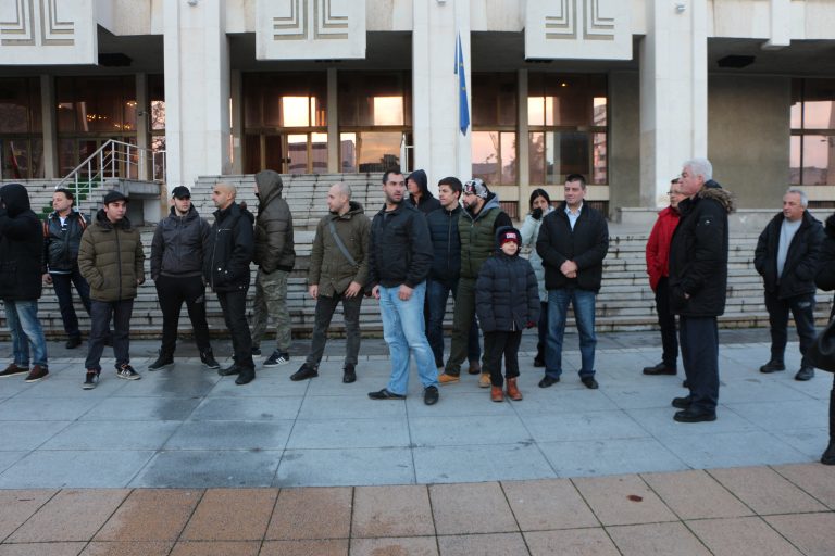 Протестиращите в защита на д-р Иван Димитров: Държавата толерира ромите  /снимки/