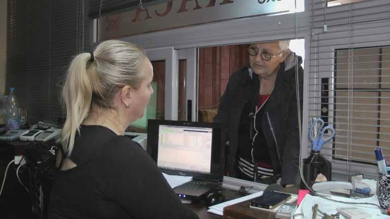 Фенове на „Смоуки“ обсадиха касата на операта в Бургас, искат си парите от отменения концерт /снимки/