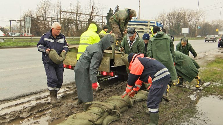 Изграждат пясъчни диги край езерото Вая, има опасност да залее пътя /видео/