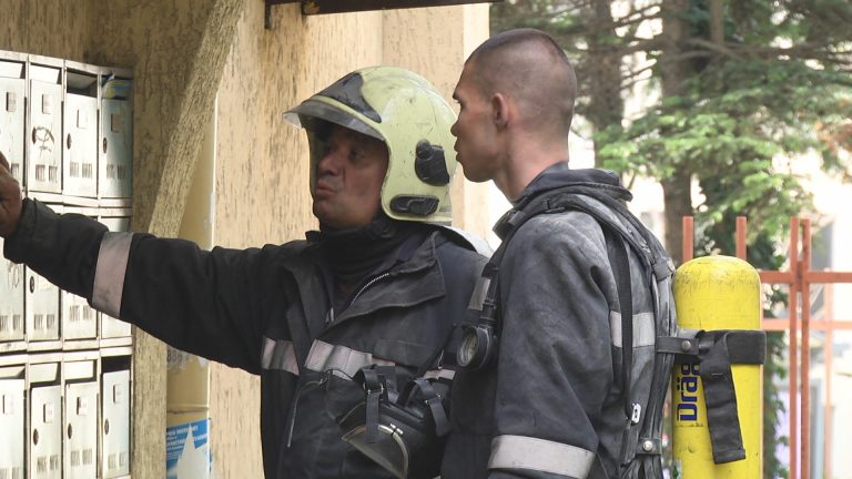 Евакуириха жилищна сграда в Бургас заради пожар /снимки/