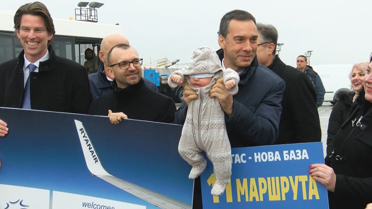 С воден салют посрещнаха първия полет на Ryanair до Летище Бургас (ВИДЕО)