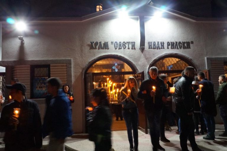 Хиляди миряни се събраха в храмовете в града, за да посрещнат Възкресение