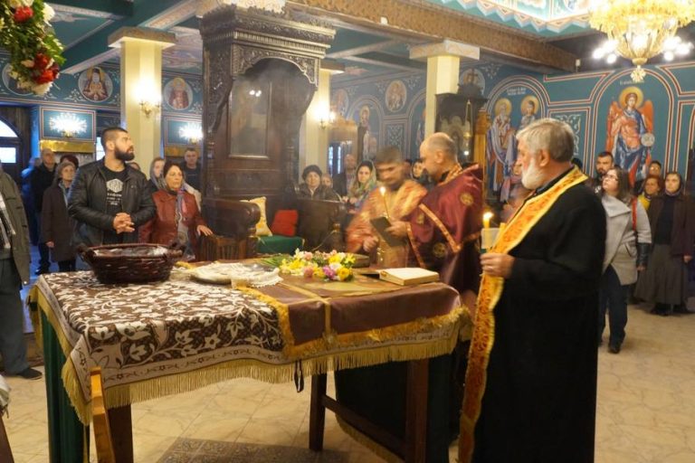 Разпети петък: изнесоха плащеницата в храм „Св. Иван Рилски“ (СНИМКИ)