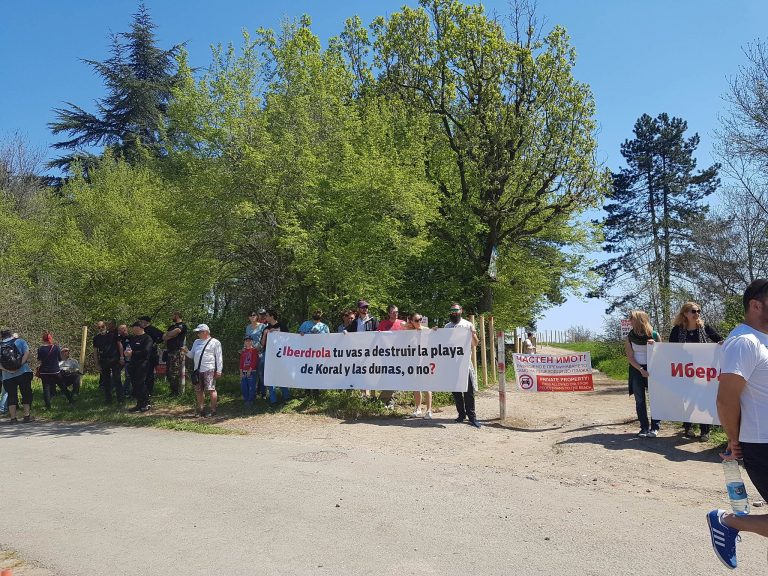 Вдигнаха протест на „Корал“ заради ограда, блокирала плажа (СНИМКИ)