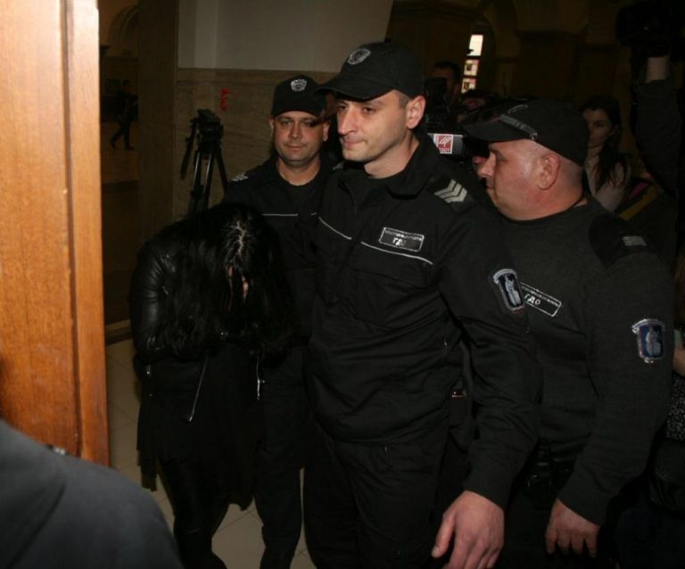 Поискаха постоянен арест за жената, която предизвика катастрофата с автобусa