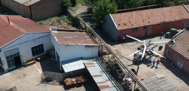 Хеликоптер се удари в покрива на винпром (ВИДЕО)