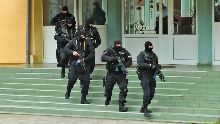 Антитерористи  щурмуваха бургаско училище, взривиха бомба в изоставена раница /видео/
