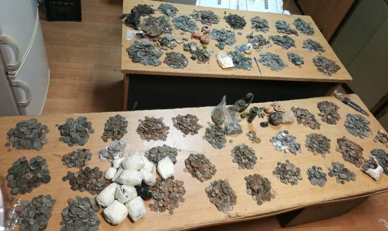 Конфискуваха голямо количество монети, пръстени и фигурки на границата с Турция