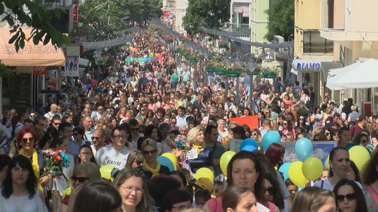 Най-голямото шествие за последните 30 години се проведе в Бургас /видео/