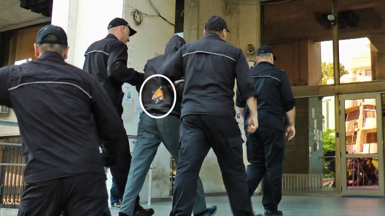 Екшън пред съда в Бургас! Мъж замери с яйца обвинения за убийството на Никол /видео/