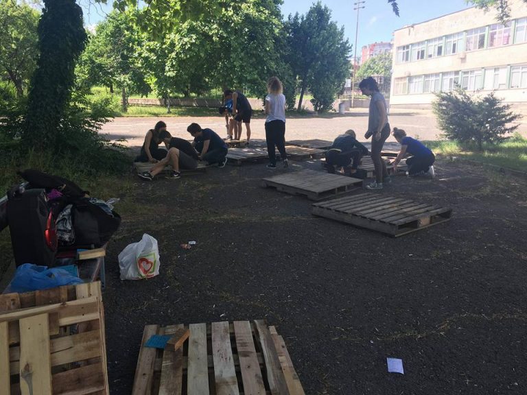 Ученици от Немската гимназия създадоха нестандартно арт пространство в училището