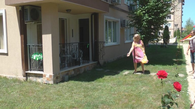 Русначе на 5-години полетя от сграда в Равда. Чудо го спасило /СНИМКИ/