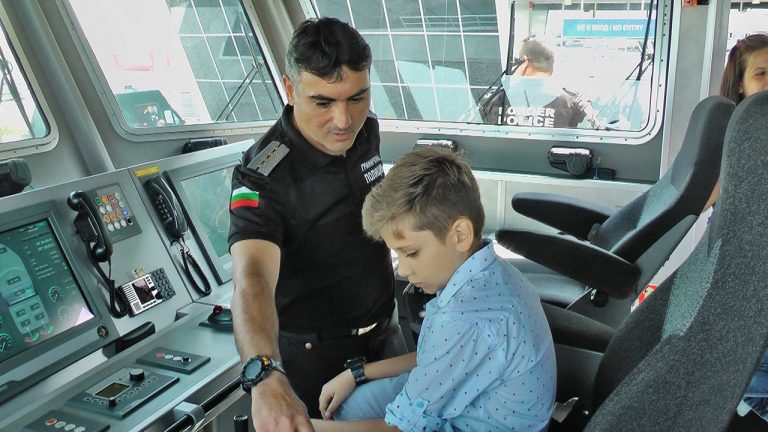 Деца разгледаха граничен кораб „Обзор” и се запознаха с кучето Сито /видео/