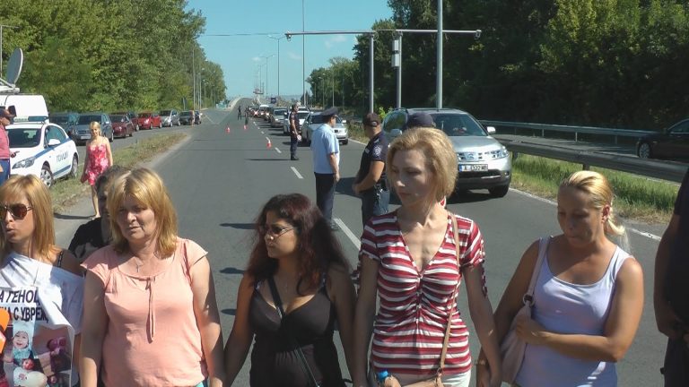 Майките на децата с увреждания подготвят брутални протести