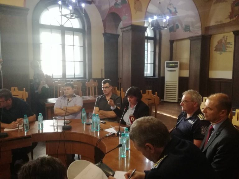 Майка разплака вътрешния министър на обществено обсъждане в Бургас