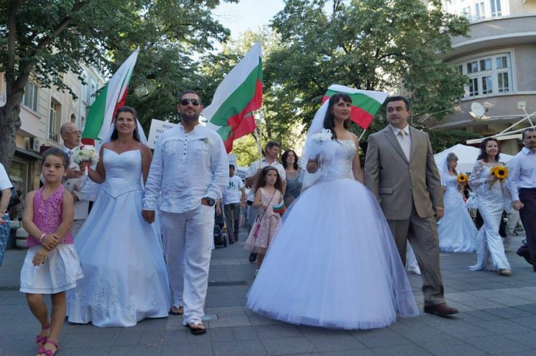Булки и младоженци ще шестват тази вечер в Бургас
