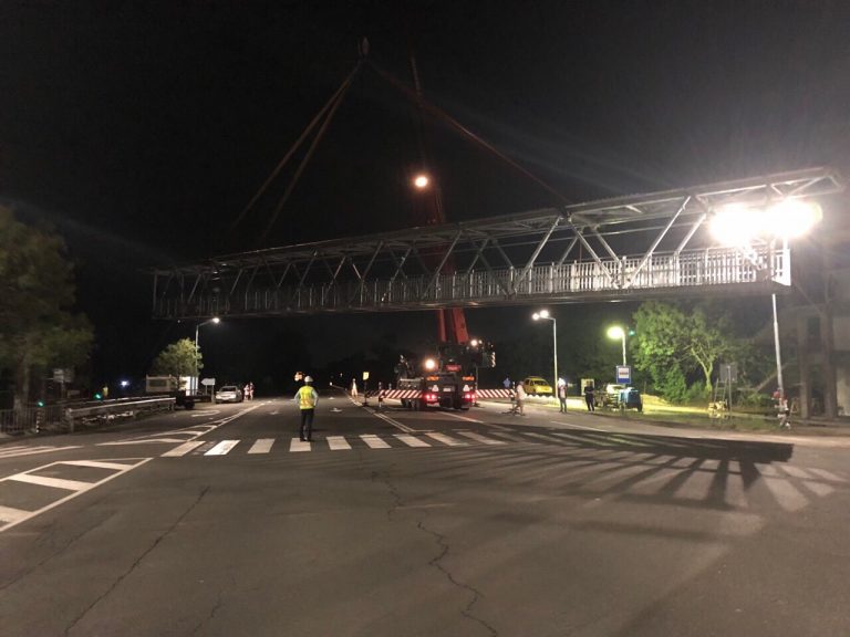 Монтираха пасарелката на Атия