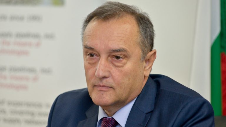 Глосов идва да разгледа пасарелката до Атия