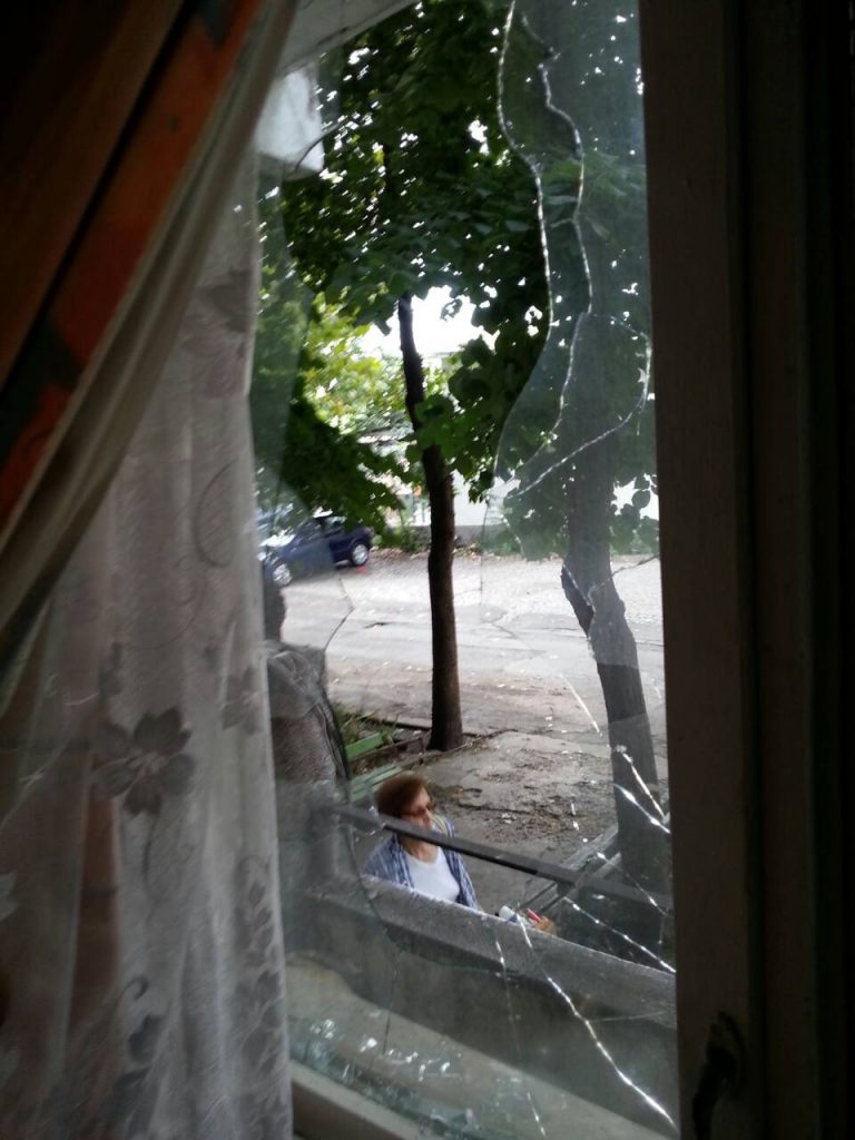 Атакуваха с камъни жилището на бургаски фоторепортер /СНИМКИ/