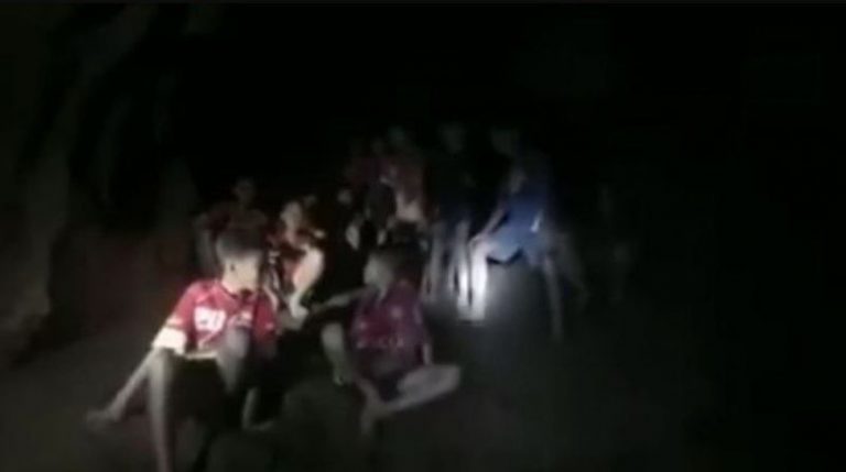 Смъртен случай в пещерата с деца в Тайланд