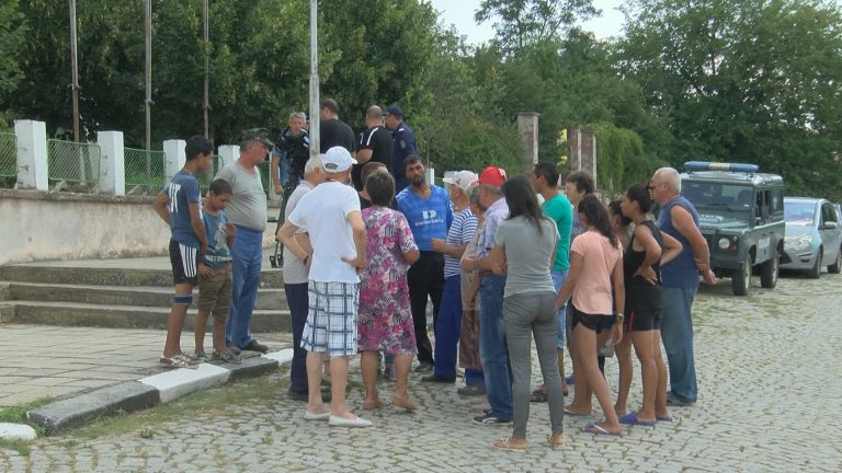 Животновъди от Воден отказаха да вземат парите си за убитите животни, заминават за София