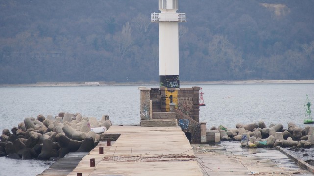 Локализирано е тялото на едно от децата, паднали в морето във Варна