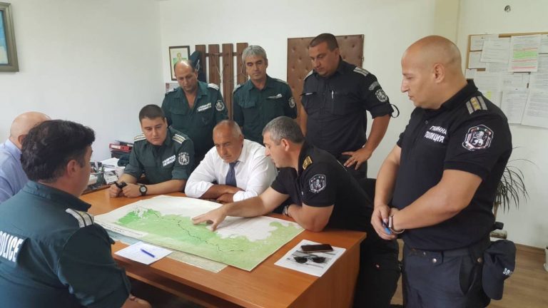 Премиерът инспектира оградата по границата