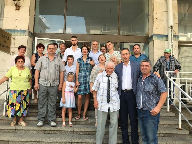 Дядо Никола отпразнува 100 години с торта и песни