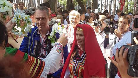 Бен Крос се ожени в Жеравна в българска носия /снимки/