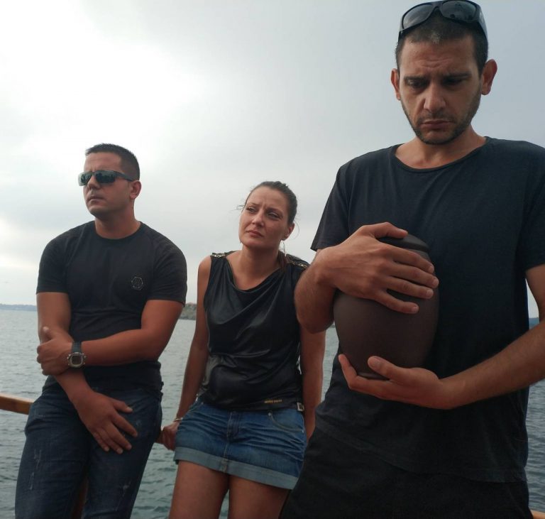 Разпръснаха праха на проф. Божидар Димитров в морето