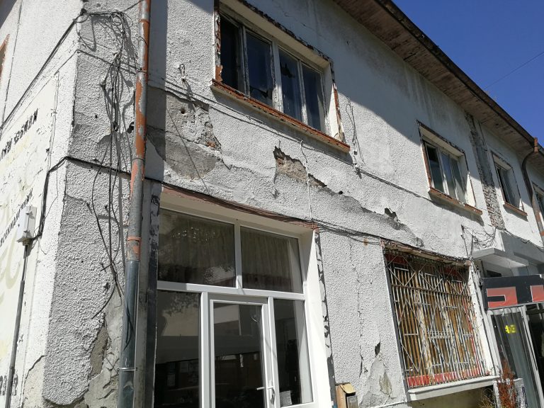 Общината с предписание към собственика на рушащата се сграда до ОУ “Княз Борис I”  