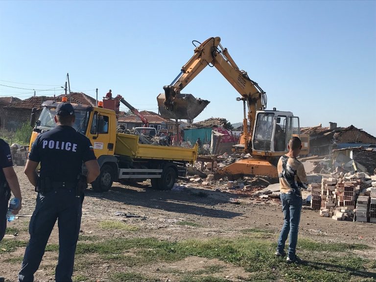 Събориха 35 незаконни постройки в кв. „Горно Езерово“