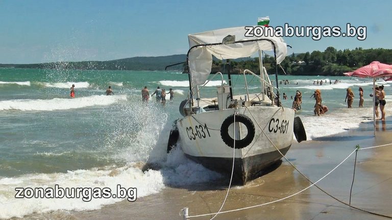 Лодка се заби в плажа в Крайморие, капитанът искал да си купи бира /видео/