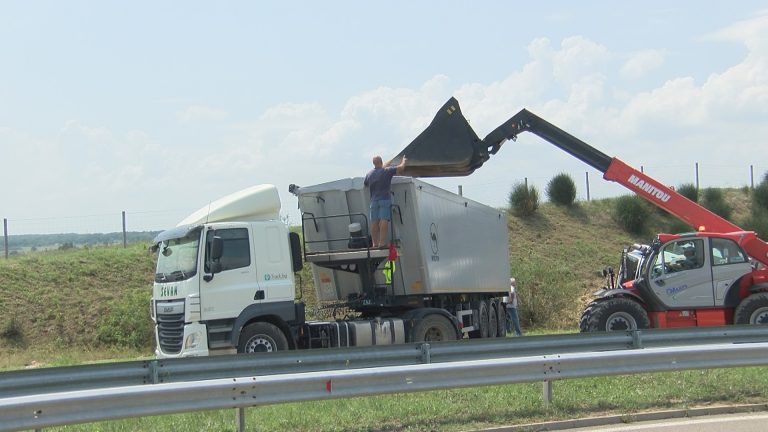 АМ „Тракия“ е затворена, още събират зърно (СНИМКИ)