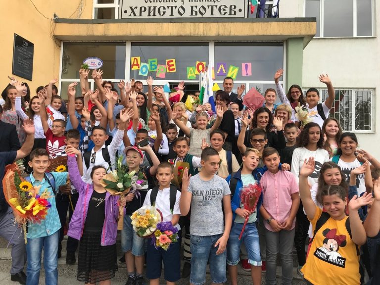 Кметът Димитър Николов откри учебната година в училище „Христо Ботев“ в кв. „Долно Езерово“