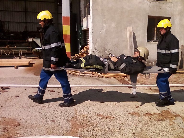 Доброволци от Камено гасиха „пожар“ в дърводелски цех