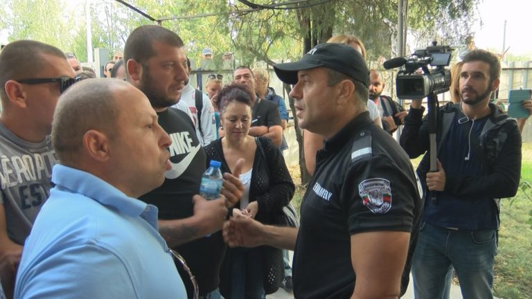 Напрежение в Карнобат, блокирани пътища и протест пред съда /снимки/