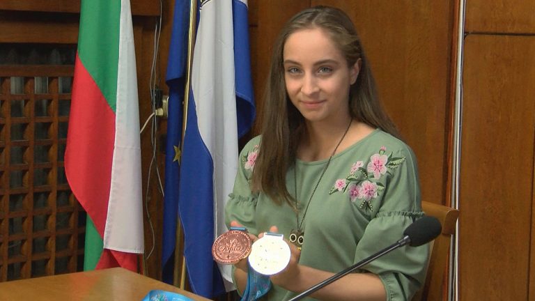 Златното момиче на Бургас: Майка ми е най-силната жена в моя живот, златният медал е за нея /видео/