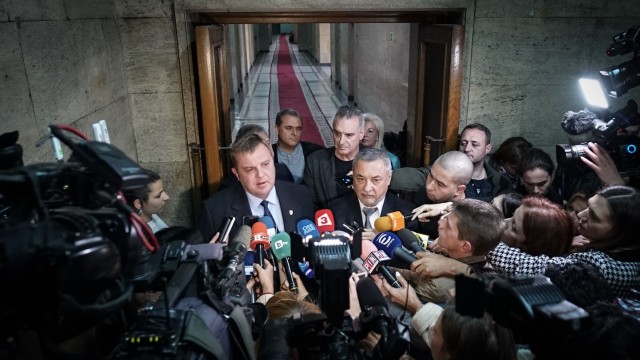 След Коалиционния съвет: Каракачанов против оставката на Валери Симеонов