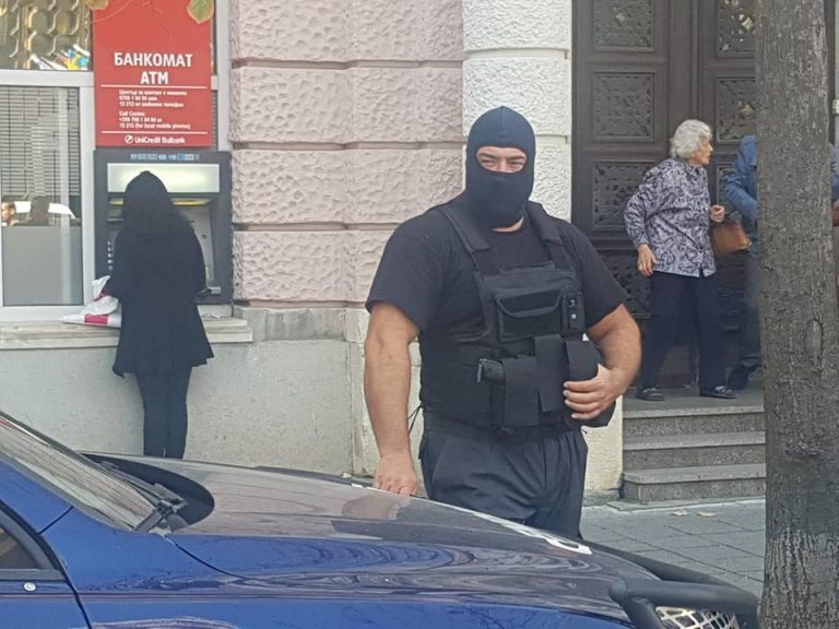Заради ценности блокираха входа на „Булбанк“ в центъра на Бургас (СНИМКИ+ВИДЕО)