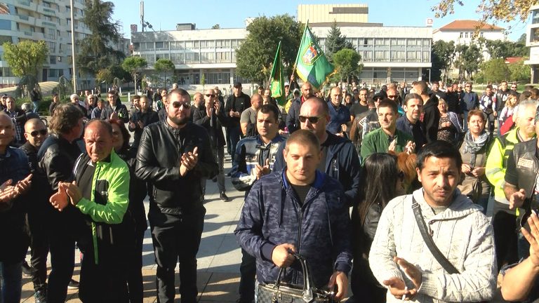 Стотици се събраха пред Съдебната палата в защита на българските граничари (ВИДЕО, СНИМКИ)