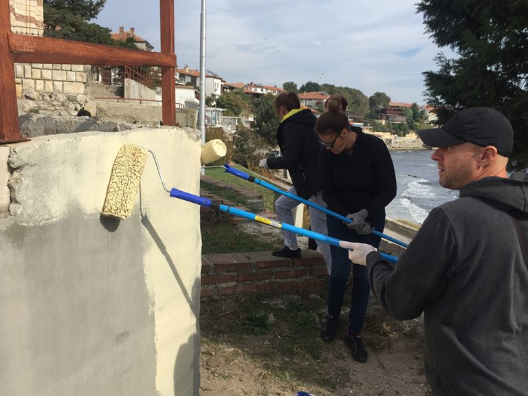 Община Несебър и фондация “Habitat for humanity“ освежиха района около амфитеатъра