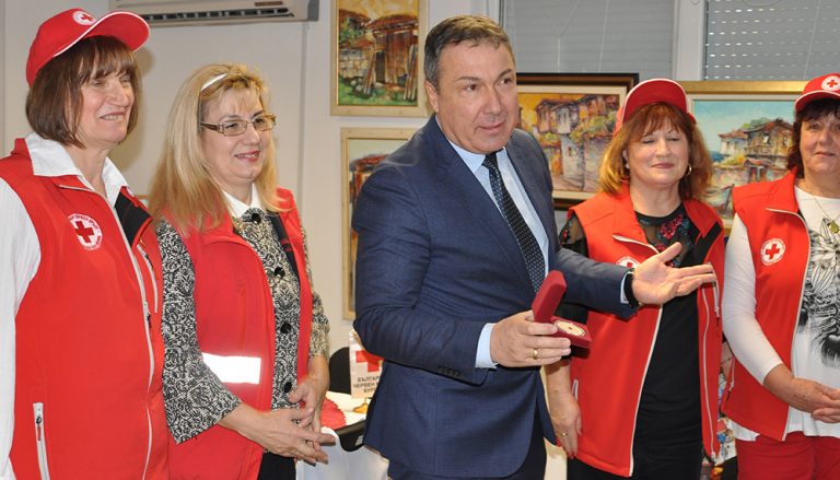 БЧК даде плакет за заслуги на несебърския кмет
