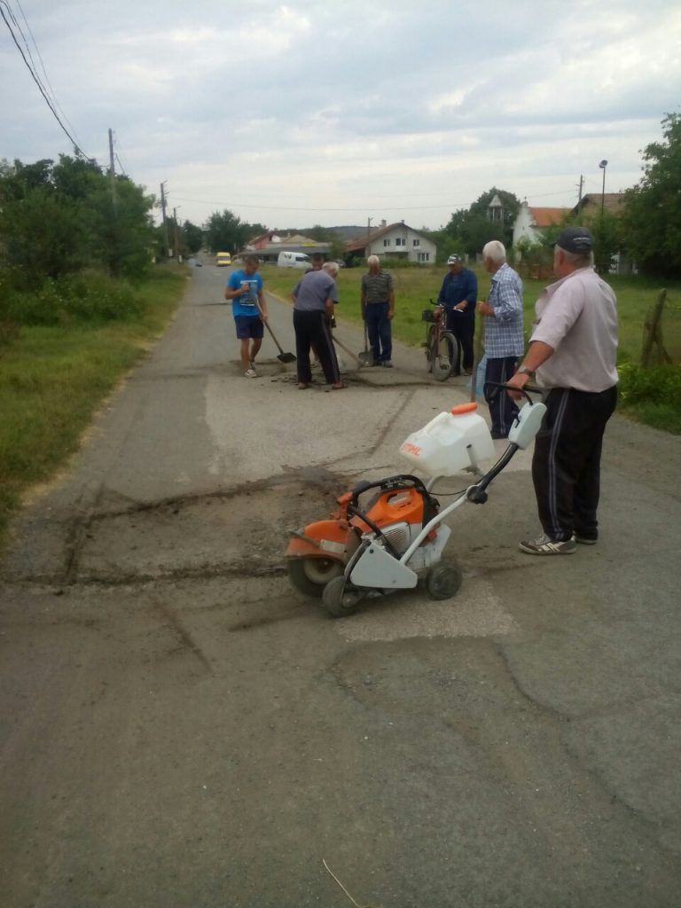 Жители на Желязово си ремонтираха пътя сами (СНИМКИ)
